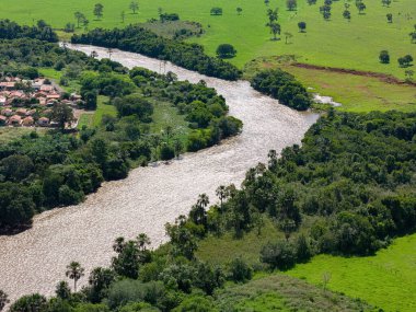 Cassilandia, Mato Grosso do Sul, Brezilya - 04 16 2024: Cassilandia 'nın yanındaki Apore Nehri' nin havadan görüntüsü