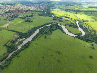 Cassilandia, Mato Grosso do Sul, Brezilya - 04 18 2024: Cassilandia yakınlarındaki Apore nehrinin panoraması