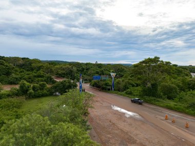 Cassilandia, Mato Grosso do Sul, Brezilya - 04: 12 2024: Goias ile Mato Grosso do Sul eyaletinin sınırı olan Apore Nehri üzerindeki bir köprünün havadan görüntüsü 