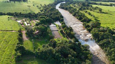 Cassilandia, Mato Grosso do Sul, Brezilya - 04 18 2024: Cassilandia Şelalesi 'ndeki Salto do Rio Apore turistik bölgesinin hava görüntüsü