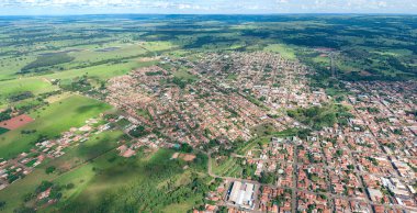 Cassilandia, Mato Grosso do Sul, Brezilya - 04 16 2024: Cassilandia 'nın havadan görüntüsü Panorama' da küçük bir Brezilya şehri