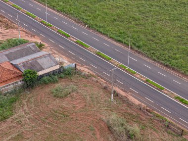 Itaja, Goias, Brezilya - 04 13 2024: Itaja 'dan Cassilandia' ya giden GO-302 karayolunun havadan görüntüsü