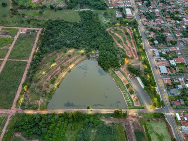 Itaja, Goias, Brezilya - 04 16 2024: Itaja belediyesinin doğal gölü havadan görüntüsü