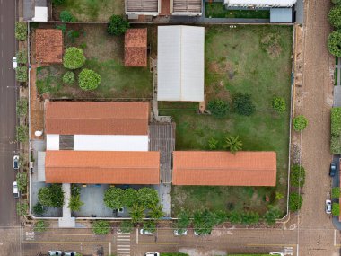 Itaja, Goias, Brezilya 04 11 2024: Itaja Goias 'taki Başkan Castelo Branco devlet okulunun hava görüntüsü