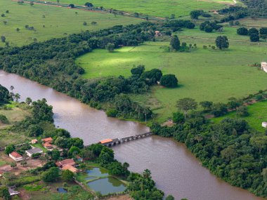 Cassilandia, Mato Grosso do Sul, Brezilya - 04 16 2024: Goias ve Mato grosso do sul arasında eski bir köprü Cassilandia kartpostalının havadan görüntüsü 