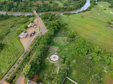 Cassilandia, Mato Grosso do Sul, Brezilya - 04 16 2024: Atık su arıtma, vergi istasyonu, otoyol ve apore nehrinin havadan görüntüsü