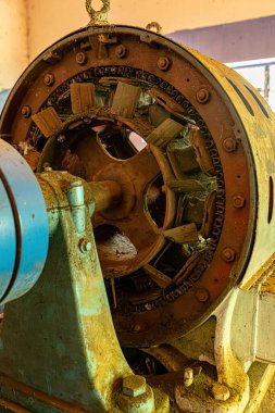 Cassilandia, Mato Grosso do Sul, Brezilya - 01 26 2024: Salto do Rio Apore hidroelektrik santralindeki en küçük makine dairesinin iç kısımları