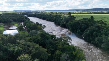 Cassilandia, Mato Grosso do Sul, Brezilya - 04 18 2024: Cassilandia Şelalesi 'ndeki Salto do Rio Apore turistik bölgesinin hava görüntüsü
