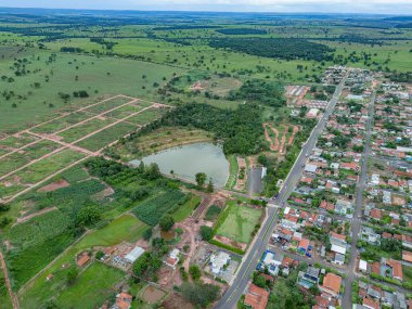 Itaja, Goias, Brezilya - 04 16 2024: Itaja belediyesinin doğal gölü havadan görüntüsü