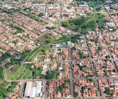 Cassilandia, Mato Grosso do Sul, Brezilya - 04 16 2024: Cassilandia şehrindeki Cedro deresinin havadan görüntüsü