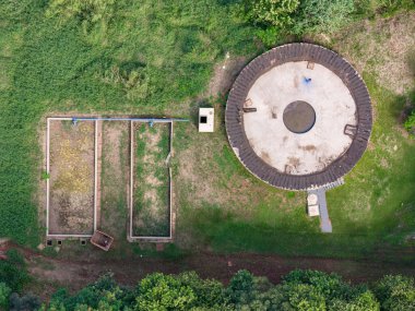 Cassilandia, Mato Grosso do Sul, Brezilya - 04 16 2024: Cassilandia çıkışı ve Corrego Cedro 'nun yanındaki kanalizasyon arıtma alanının havadan görüntüsü