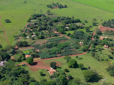 Cassilandia, Mato Grosso do Sul, Brezilya - 04 16 2024: Kassilandia yakınlarındaki kırsal vadinin havadan görüntüsü