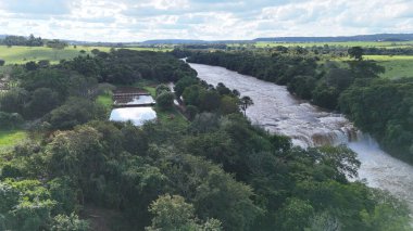 Cassilandia, Mato Grosso do Sul, Brezilya - 04 18 2024: Cassilandia Şelalesi 'ndeki Salto do Rio Apore turistik bölgesinin hava görüntüsü