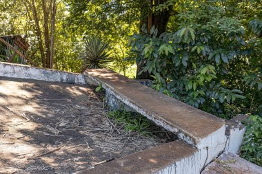 Cassilandia, Mato Grosso do Sul, Brezilya - 01 26 2024: Salto do Rio Apore 'daki eski hidroelektrik santralinin kalıntıları