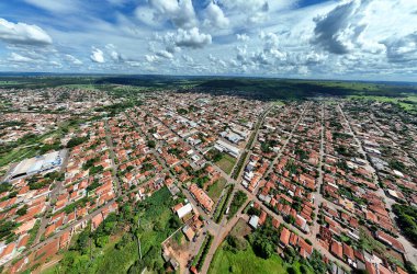 Cassilandia, Mato Grosso do Sul, Brezilya - 04 16 2024: Cassilandia 'nın havadan görüntüsü Panorama' da küçük bir Brezilya şehri