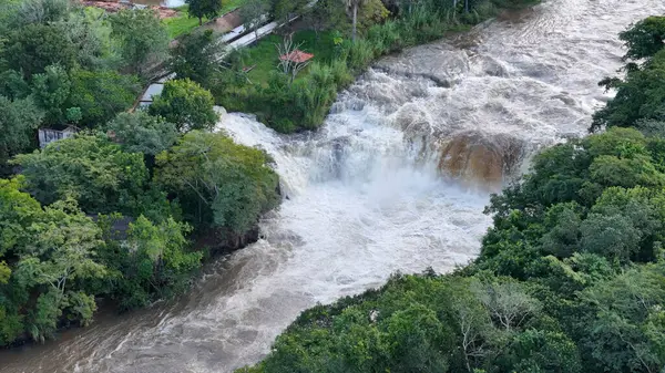 Cassilandia, Mato Grosso do Sul, Brezilya - 04 18 2024: Cassilandia Şelalesi 'ndeki Salto do Rio Apore turistik bölgesinin hava görüntüsü