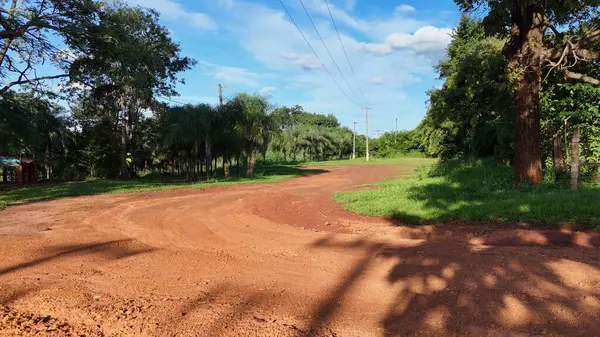 Cassilandia, Mato Grosso do Sul, Brezilya - 04 18 2024: Cassilandia 'daki Salto do Rio Apore turist merkezinin hava görüntüsü