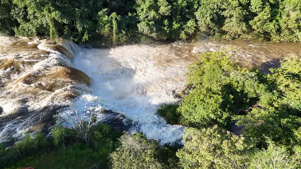 Cassilandia, Mato Grosso do Sul, Brezilya - 04 18 2024: Cassilandia Şelalesi 'ndeki Salto do Rio Apore turistik bölgesinin hava görüntüsü