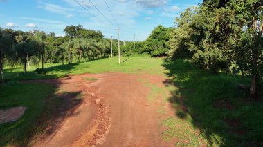 Cassilandia, Mato Grosso do Sul, Brezilya - 04 18 2024: Cassilandia 'daki Salto do Rio Apore turist merkezinin hava görüntüsü