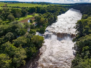 Cassilandia, Mato Grosso do Sul, Brezilya - 04 18 2024: Cassilandia Şelalesi 'ndeki Salto do Rio Apore turistik bölgesinin hava görüntüsü