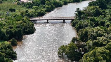 Cassilandia, Mato Grosso do Sul, Brezilya - 04 16 2024: Goias ile Mato Grosso do Sul eyaletinin sınırı olan Apore Nehri üzerindeki bir köprünün havadan görüntüsü 