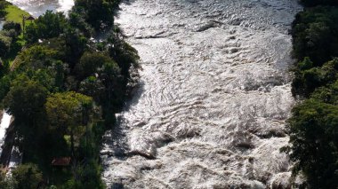 Cassilandia, Mato Grosso do Sul, Brezilya - 04 18 2024: Cassilandia Şelalesi 'ndeki Salto do Rio Apore turistik bölgesinin hava görüntüsü
