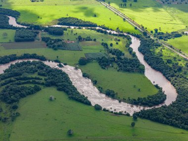 Cassilandia, Mato Grosso do Sul, Brezilya - 04 18 2024: Cassilandia yakınlarındaki Apore nehrinin panoraması