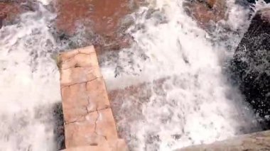 Yapay şelaledeki su yavaş çekimde