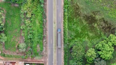 Nehrin üzerinden geçen bir kamyon var.