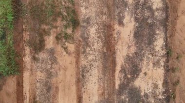 İnsansız hava aracı Brezilya 'nın iç kısımlarında toprak bir yola indi.