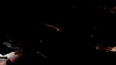 Elektrik kesintisi sırasında küçük bir kasabanın gece hava görüntüsü.