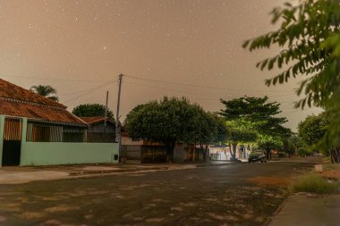 Itaja, Goias, Brezilya - 04 29 2024: Elektrik kesintisi sırasında gece gökyüzü tarafından aydınlatılan uzun şehir manzarası