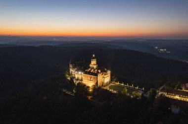Ksiaz şatosunun sonbahar sabahındaki görüntüsü, gündoğumu drone fotoğrafı.