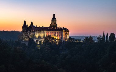 Aşağı Silezya 'daki Ksiaz Kalesi, sonbahar şafağı