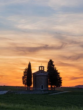  Günbatımında Cappella della Madonna di Vitaleta, Toskana, Val D 'Orcia, İtalya. 7.05.2023