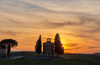  Günbatımında Cappella della Madonna di Vitaleta, Toskana, Val D 'Orcia, İtalya. 7.05.2023