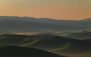 İlkbaharda Toskana tarlaları, gün doğumu sisli havası, Val d 'Orca, Pienza bölgesi