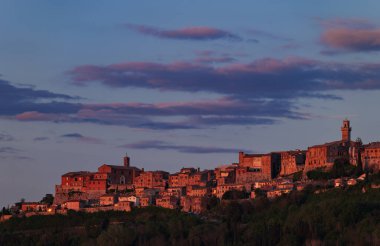 Günbatımında eski Montepulciano şehrinin Panorama 'sı, Toskana İtalya