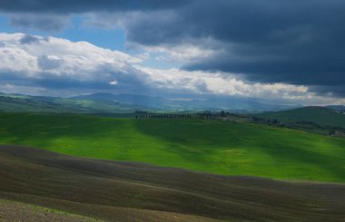 İlkbaharda Toskana tarlaları, bulutlu bir gün, Val d 'Orca, Pienza bölgesi