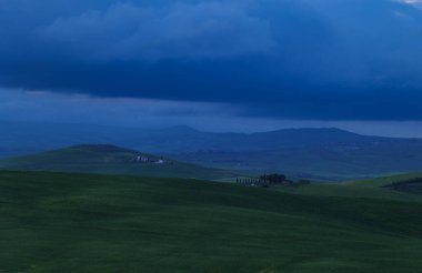 Sis dolu bir gecenin dikey çekimi. Tuscany arazileri bahar zamanı Val Dorcia, İtalya, 5.05.2023.