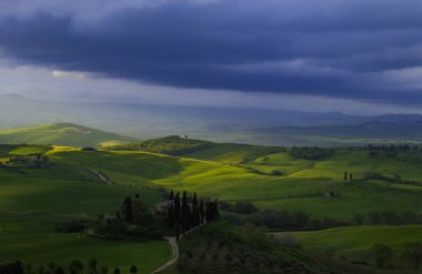İlkbaharda Toskana tarlaları, gün doğumu sisli havası, Val d 'Orca, Pienza bölgesi