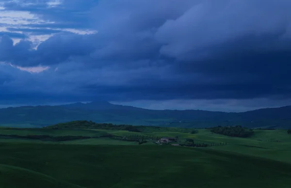 Вертикальний Знімок Чудового Пейзажу Туманного Нічного Поля Тоскани Весняний Час — стокове фото