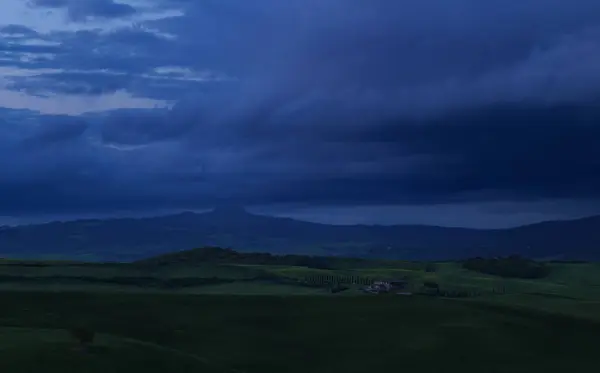 Вертикальний Знімок Чудового Пейзажу Туманного Нічного Поля Тоскани Весняний Час — стокове фото