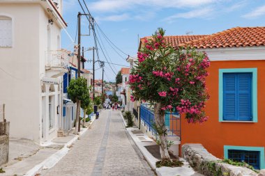 Yazın Yunanistan 'ın Samos adasında mavi cadde