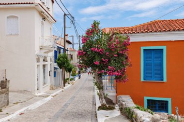 Yazın Yunanistan 'ın Samos adasında mavi cadde