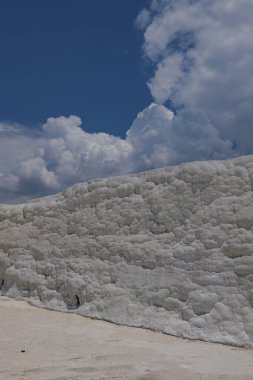 Pamukkale, Trkiye. Ckelez Dağı 'nın yamacında kireçtaşı yatakları oluştu.