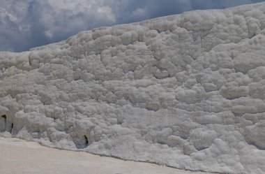 Pamukkale, Trkiye. Ckelez Dağı 'nın yamacında kireçtaşı yatakları oluştu.