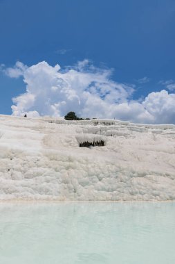 Pamukkale, Trkiye. Ckelez Dağı 'nın yamacında kireçtaşı yatakları oluştu.