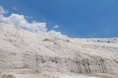 Pamukkale, Trkiye. Ckelez Dağı 'nın yamacında kireçtaşı yatakları oluştu.