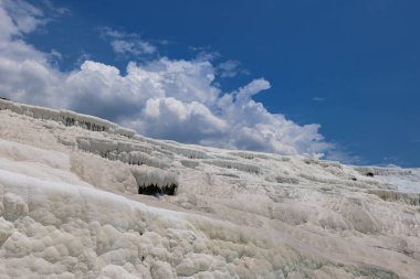 Pamukkale, Trkiye. Ckelez Dağı 'nın yamacında kireçtaşı yatakları oluştu.